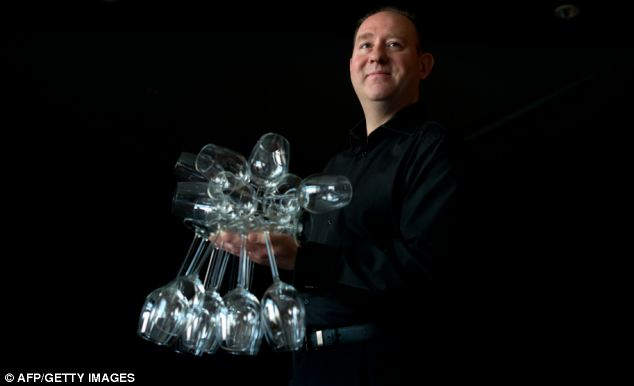 Самое большое количество бокалов в одной руке: Филипп Осентон