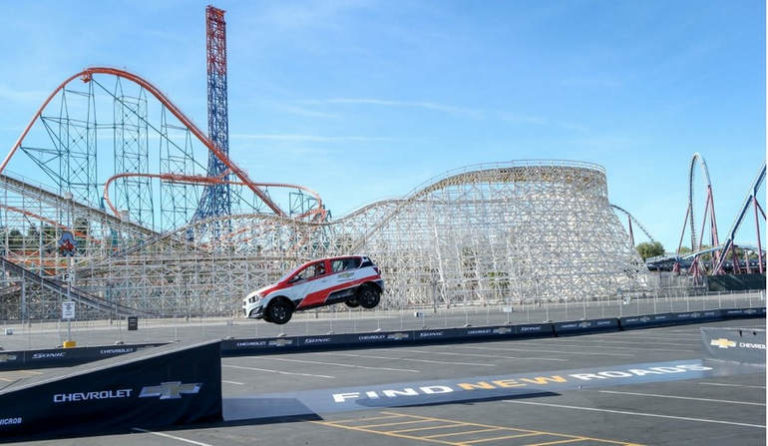 Самый длинный автомобильный прыжок задним ходом