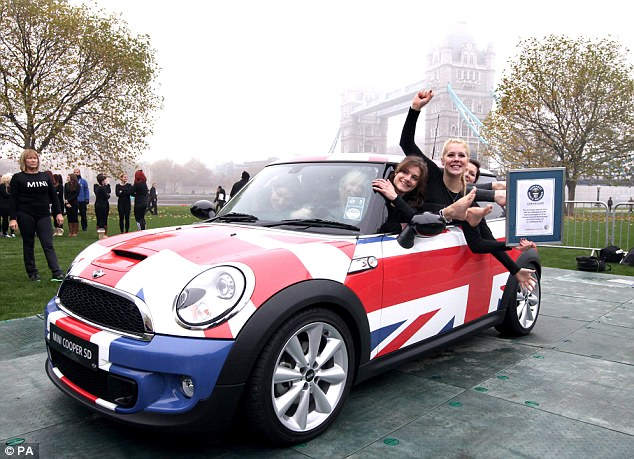 28 девушек в автомобиле мини