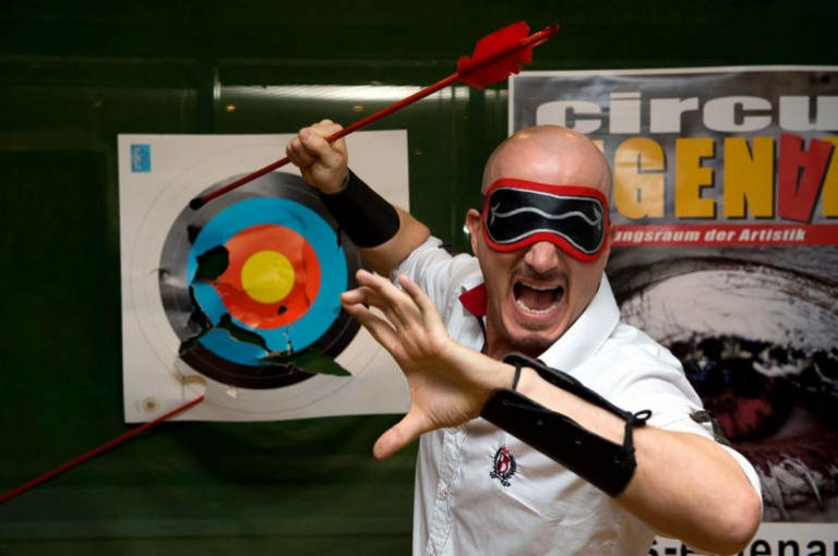 Наибольшее количество стрел, словленных с закрытыми глазами: Джо Александер