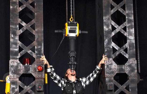 Самый тежелый предмет, удерживаемый горлом: Томас Блэкторн