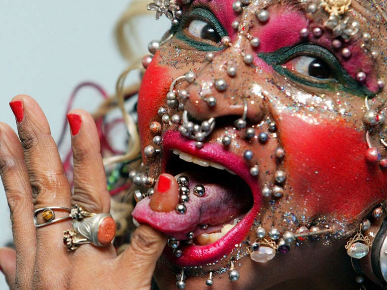 Самая пирсингованная женщина: Элайн Дэвидсон