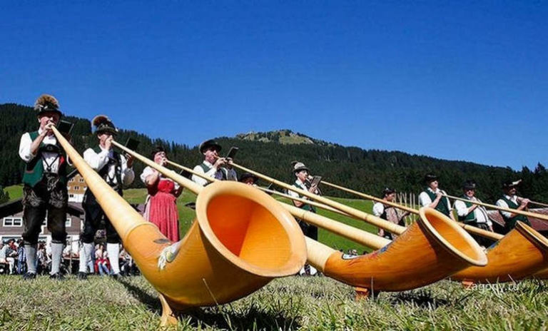 Самый большой ансамбль, играющий на альпийских рогах