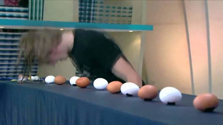 Рекорд по разбиванию яиц головой: 121 яйцо в минуту