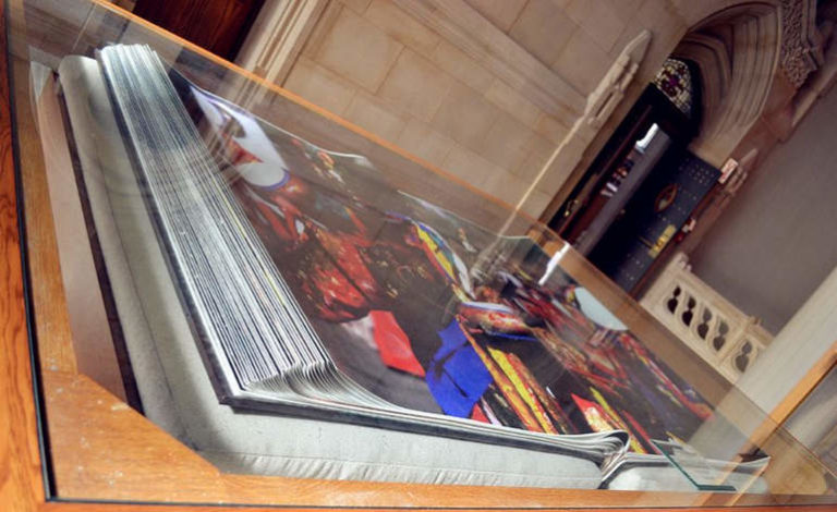 Самая большая книга в мире: Гигантская визуальная одиссея по королевству Бутан