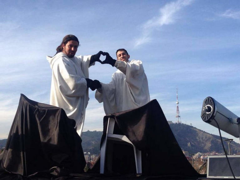 Самое длительное рукопожатие: 43 часа