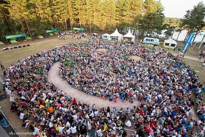 Самый большой смайлик из людей