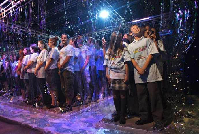 Наибольшее количество людей внутри мыльного пузыря