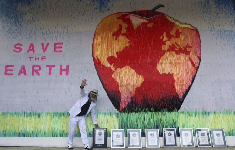 Самая большая мозаика из коктейльных соломинок