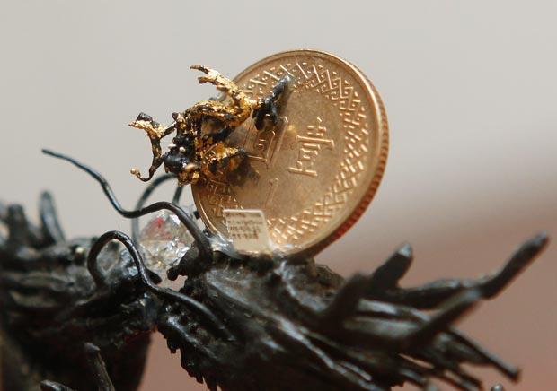 В Тайване создали рекордно маленькую скульптуру дракона