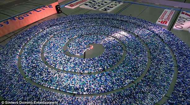 Рекордная композиция домино в спирали