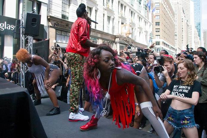 Самое большое число людей, танцующих Twerking