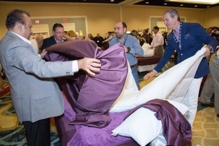 Самое большое количество людей, одновременно застилающих постель