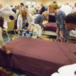 Самое большое количество людей, одновременно застилающих постель