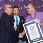 Самое большое количество людей, одновременно застилающих постель