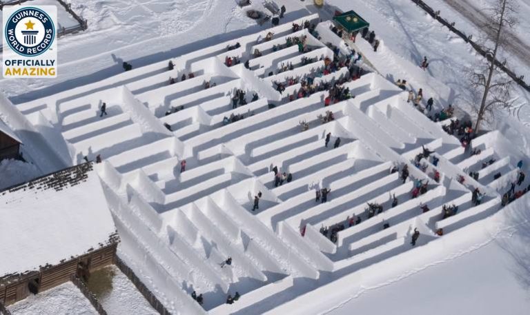 Самый большой снежный лабиринт