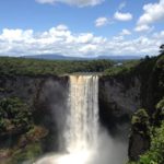 Самый широкий одноуровневый водопад: Кайетур