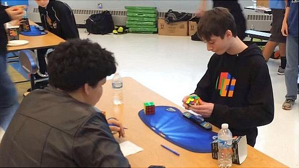 Американец побил рекорд самой быстрой сборки кубика Рубика