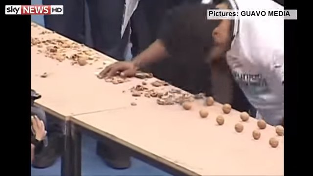 Пакистанец разбил головой рекордное количество грецких орехов