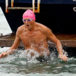 Британец стал самым пожилым человеком, который переплыл Ла-Манш