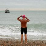 Британец стал самым пожилым человеком, который переплыл Ла-Манш