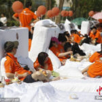 В Китае побили рекорд по самому многочисленному завтраку в постели