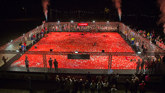 В Канаде заполнили шариками рекордный объем