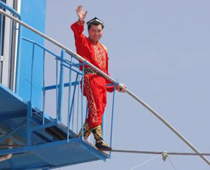 Потомственный канатоходец из Китая установил рекорд по самому продолжительному пребыванию на тросах