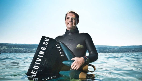 Швейцарцу удалось задержать дыхание почти на треть часа