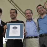 В Италии создали рекордную бутылку граппы и скатерть