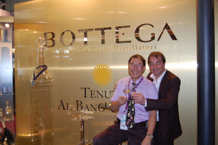 В Италии создали рекордную бутылку граппы и скатерть