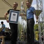 В Италии создали рекордную бутылку граппы и скатерть