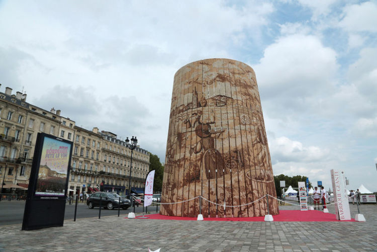 Самая большая мозаика из винных пробок