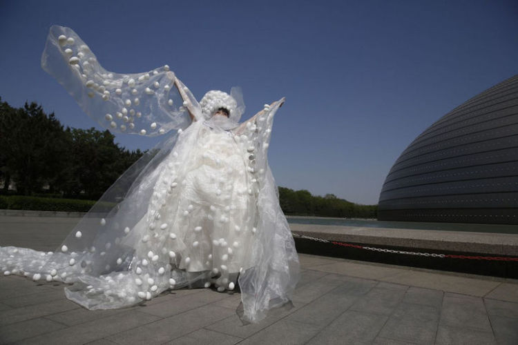 Китаянка сшила свадебное платье с самым большим количеством яиц