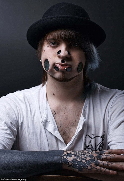 Человек с самым большим в мире количеством тоннелей на лице