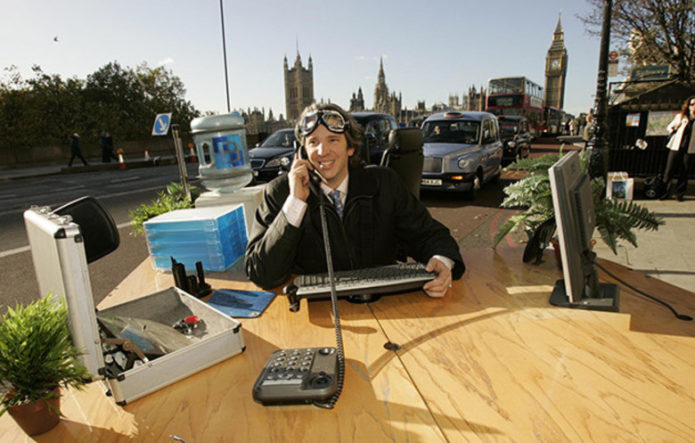 В Британии разогнали офисную стойку до рекордной скорости