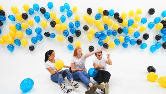 Самое большое количество воздушных шаров, висящих на статическом электрозаряде