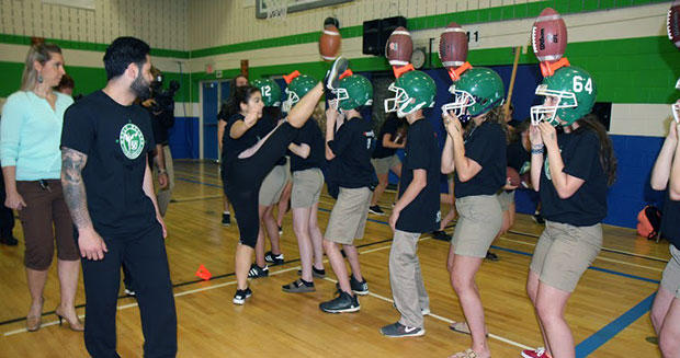 Девушка из Канады сбила ногой с голов людей самое большое количество мячей