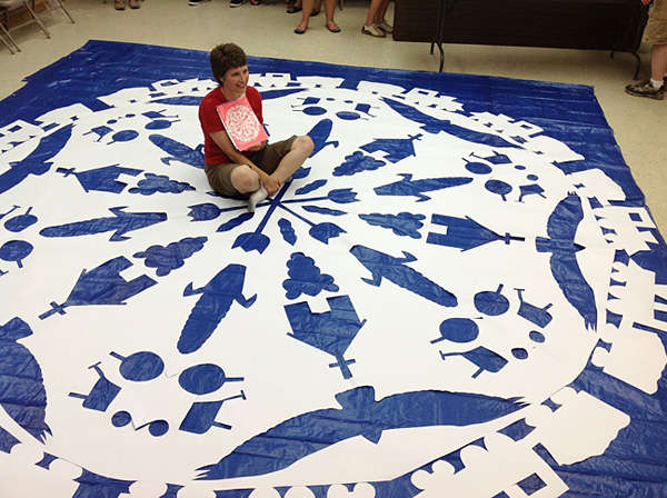 Самая большая бумажная снежинка