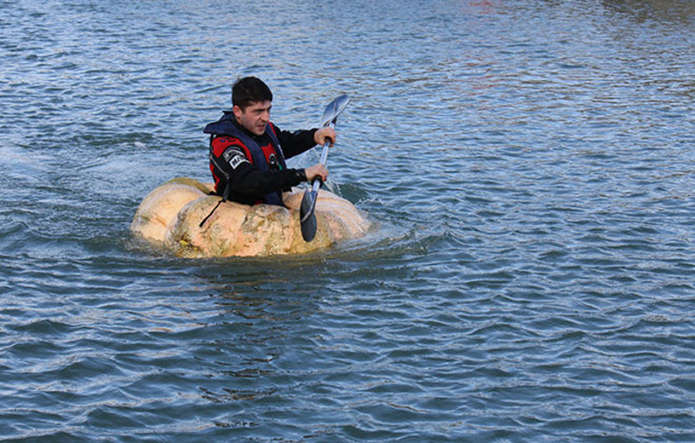 Самая быстрая стометровка вплавь на тыкве