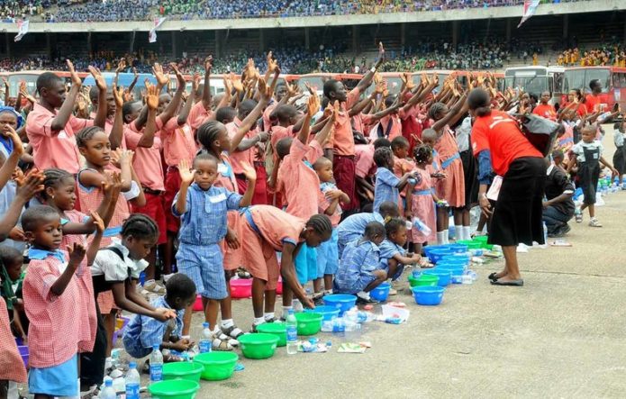 Самое большое количество людей, которые одновременно моют руки