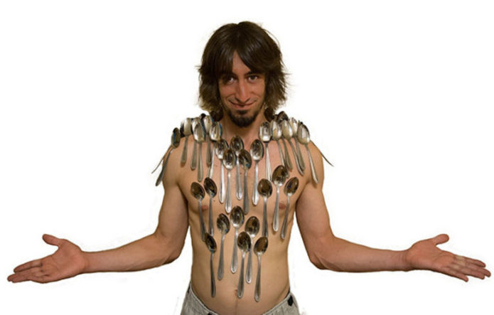 Самое большое количество ложек, сбалансированных на теле