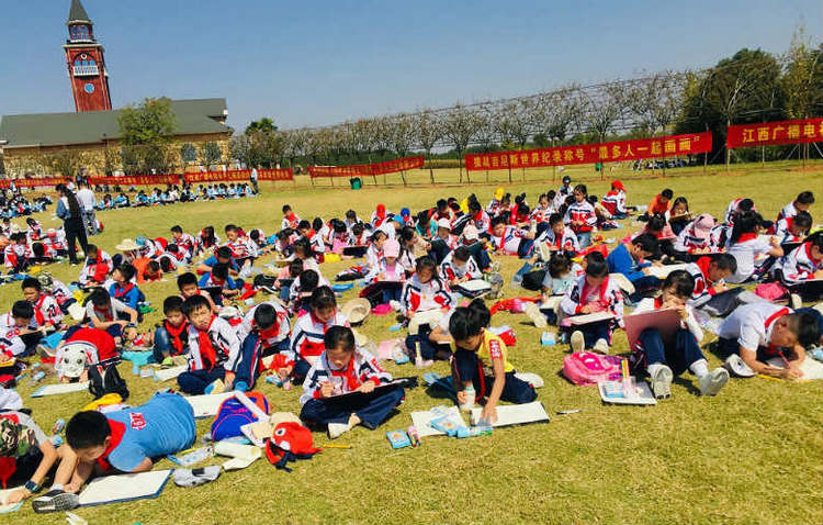 Самое большое количество людей, рисующих одновременно