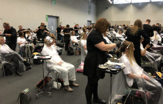 Рекордное количество людей, красящих волосы