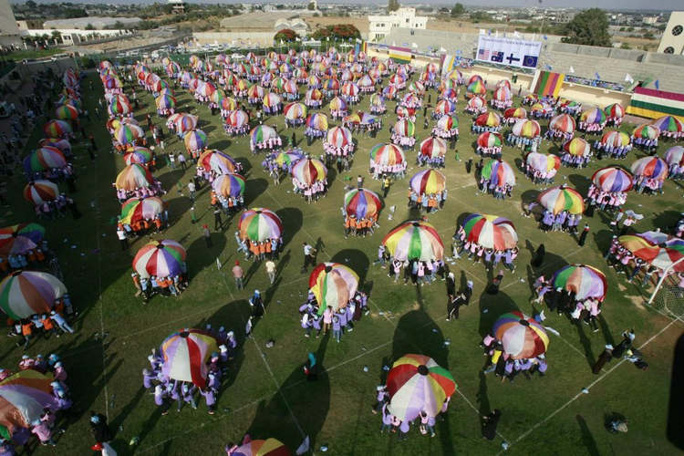 Рекордное количество людей, играющих с парашютами