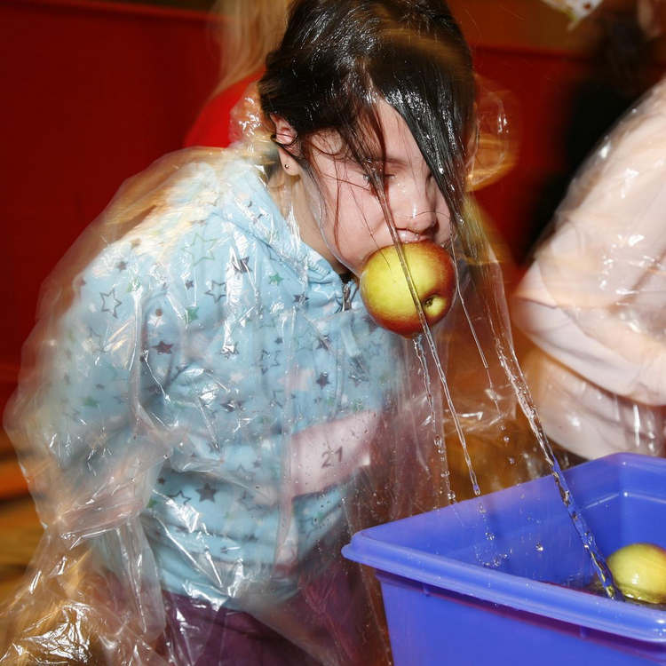 Рекордное количество людей, занимающихся яблочным боббингом