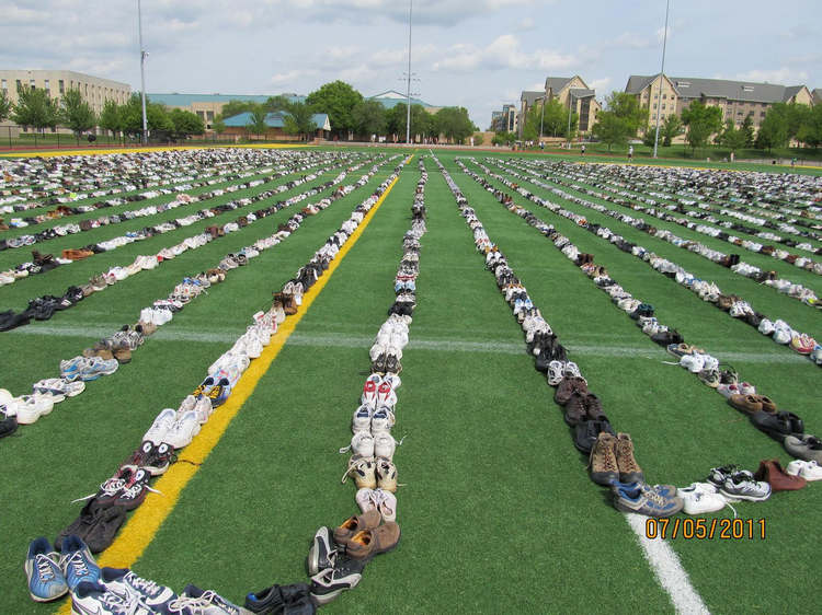 В США создали самую длинную цепочку обуви