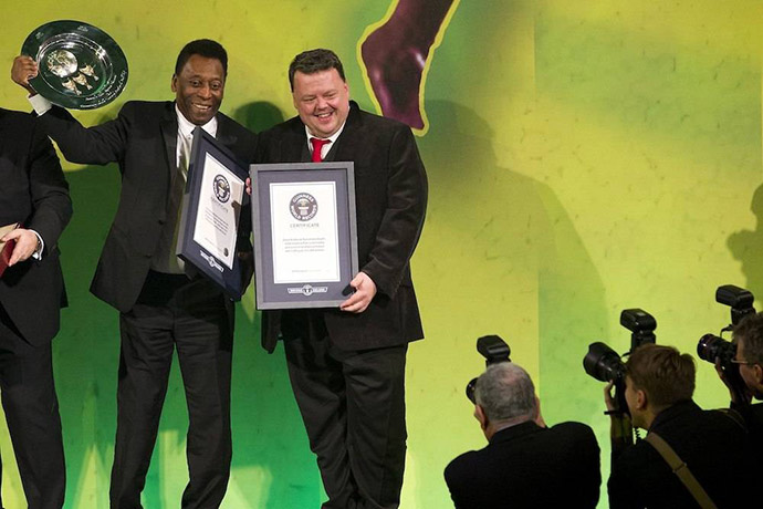 Пеле с сертификатом Книги рекордов Гиннесса за наибольшее количество голов в футболе