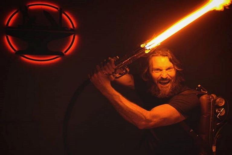 Джеймс Хобсон со световым мечом собственной разработки