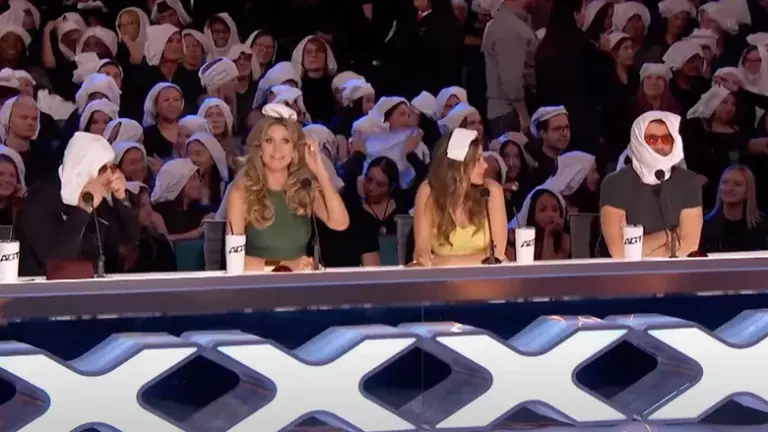 Рекорд Гиннесса на America's Got Talent - 1 206 человек, включая ведущих, с трусами на головах